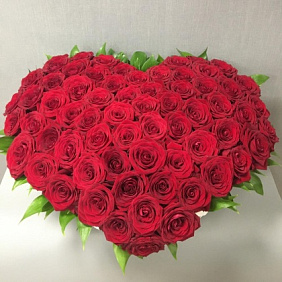 Огромное Сердце из роз