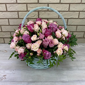 Корзина роз микс и эустомы