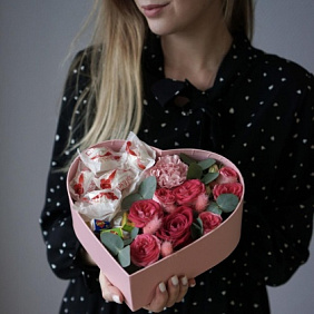 Композиция цветов в сердце «Стрела Амура», размер S