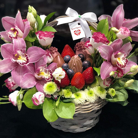 Корзина с цветами и ягодами 3 - Фото 1