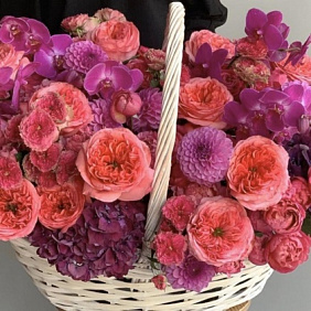 Большая Корзина из живых цветов "Ягодное  наслаждение"