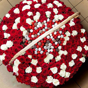 Клубничная корзина с розами