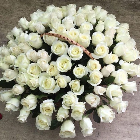 100 белая роза в корзине - Фото 1