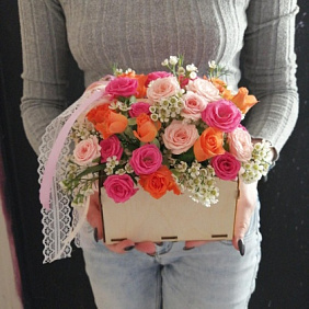 Композиция из кустовых роз и кружева