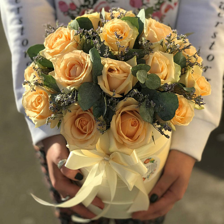 Коробки с цветами. Розы.  19 роз . Лимониум .Эвкалипт. N232 - Фото 1