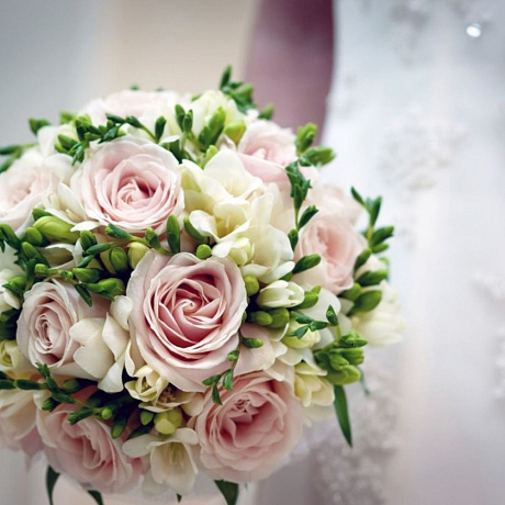 Букет невесты из нежно-розовых роз и фрезий - Фото 1