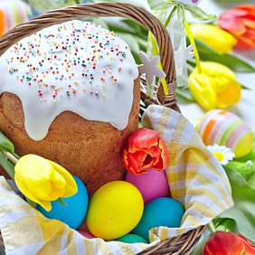 Пасхальная корзина с цветами