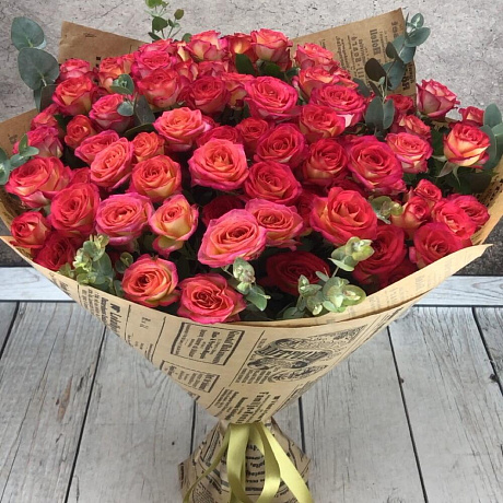 Букет из 15 кустовых роз с эвкалиптом - Фото 1