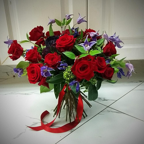 Букет из красных роз и клематиса - Фото 1