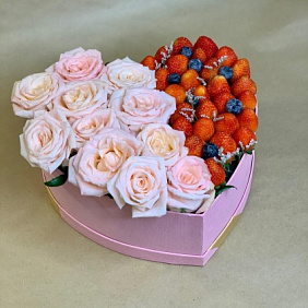 Цветы в коробке и клубникой
