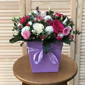 Коробка с цветами сиреневая