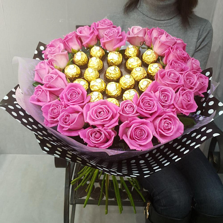Стильный букет из малиновых роз и конфет Ферреро Роше - Фото 1