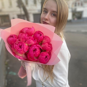 9 коралловых пионов