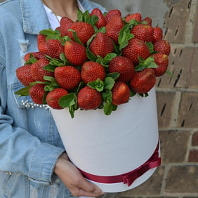 Корзина с фруктами "Клубничный рай"