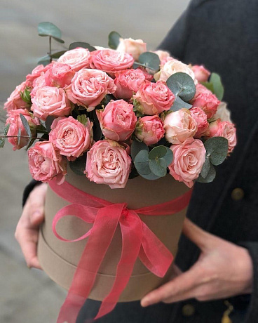 11 розовых кустовых пионовидных роз в розовой шляпной коробке №238 - Фото 1