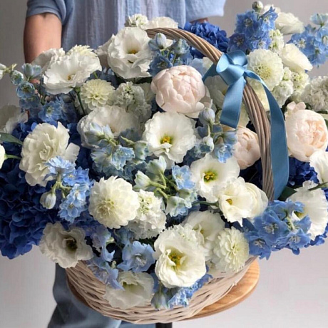 Корзина с цветами Luxury Flowers Бело-голубая - Фото 1