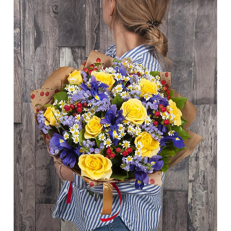 Букет цветов Ассорти из розы, ириса, статицы, гиперикума, ромашки - Фото 1