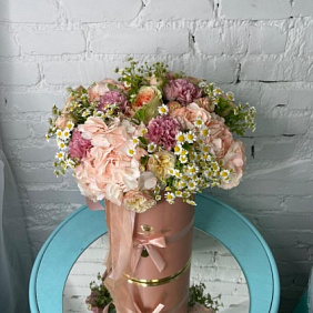 Авторская композиция цветов в шляпной коробке