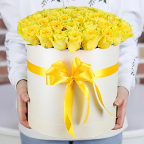 Шляпная коробка из 51 желтой розы. N710