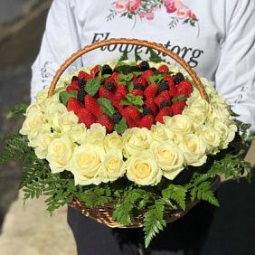 Корзины с цветами . Розы, Клубника.Ежевика. N388