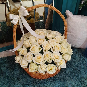 Корзина из 51 белой розы №161