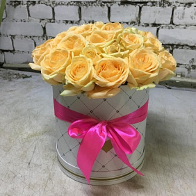 31 роза в шляпной коробке