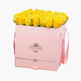 35 желтых роз в большой розовой коробке шкатулке с макарунсами №468