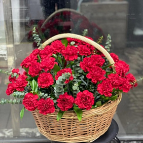 Корзина с гвоздикой