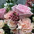 Букет с французскими розами и гвоздиками в стеклянной вазе - Фото 6