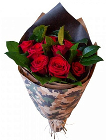 Букет из 15 красных роз и зелени для мужчины