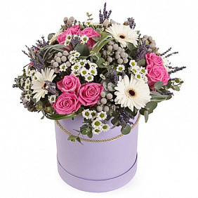 Букет из Герберы, розы и кустовые хризантемы в средней шляпной коробке