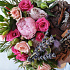 Романтичная композиция из кустовых роз с лавандой  и природным декором - Фото 6