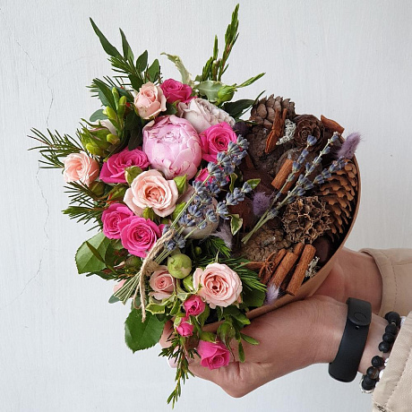 Романтичная композиция из кустовых роз с лавандой  и природным декором - Фото 4
