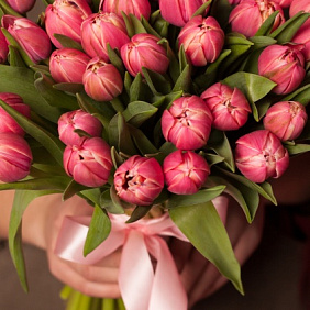 35 розовых тюльпанов в белой шляпной коробке №215