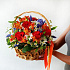 Яркая летняя корзиночка с розами и альстромерией - Фото 1