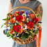Яркая летняя корзиночка с розами и альстромерией - Фото 2
