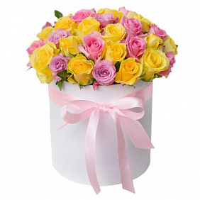 Букет из 51 разноцветная роза в большой шляпной коробке