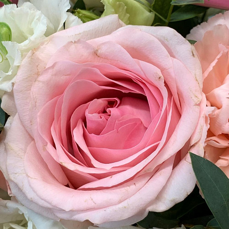 Композиция в ящичке ручной работы с розой и белым лизиантусом - Фото 4