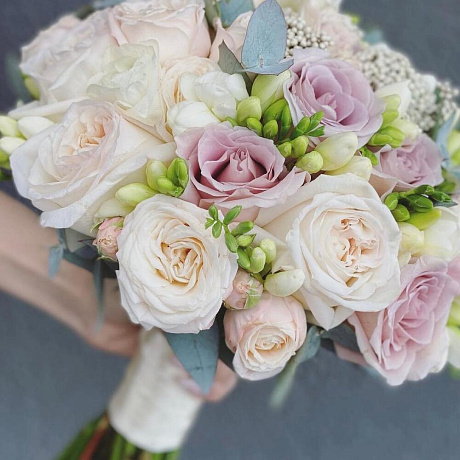 Букет невесты Luxury Flowers Фрезии и Розы - Фото 4