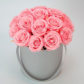 Цветы в коробке розовые розы