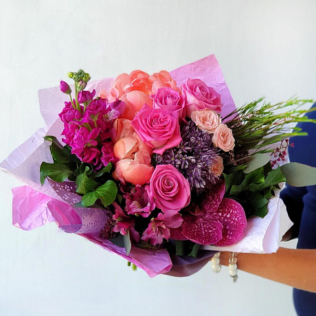 Яркий букет из роз и маттиолы - Фото 4