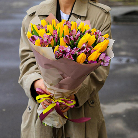 Яркий микс тюльпанов и Альстромерий - Фото 3
