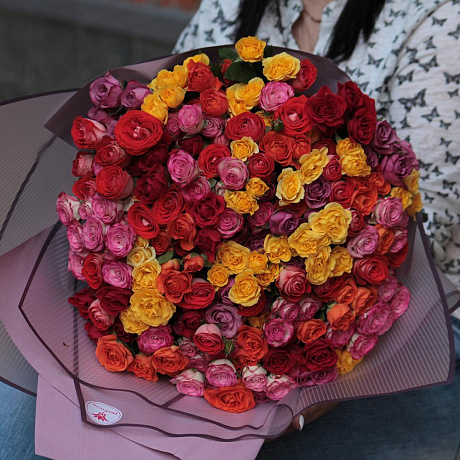 51 кустовая роза микс в дизайнерской упаковке - Фото 4