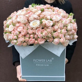Цветы в коробке Розы кустовые Бомбастик 65 штук