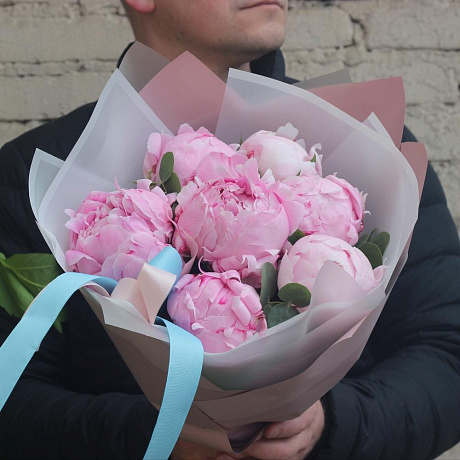 7 розовых пионов с эвкалиптом - Фото 2
