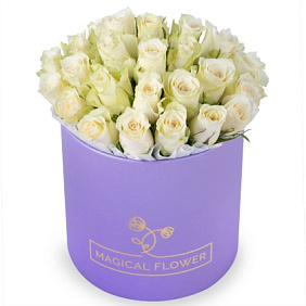 Белые кустовые розы в сиреневой шляпной коробке №697