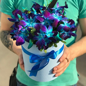 Белая коробочка и синие орхидеи