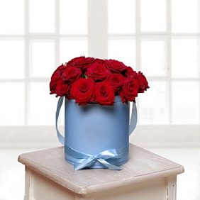 25 роз Час Пик в голубой шляпной коробке №598
