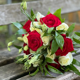 Букет невесты из роз и эустомы