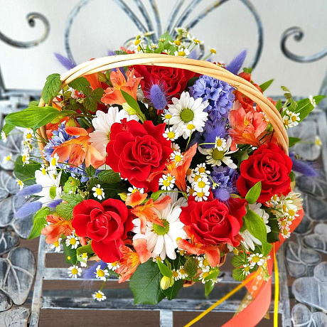 Яркая летняя корзиночка с розами и альстромерией - Фото 5